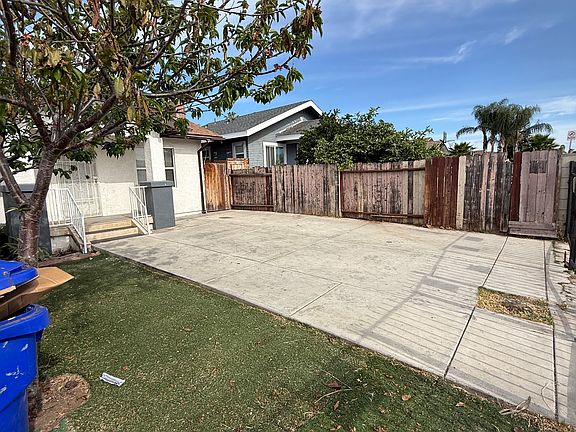 2nd image of 3738 Menlo Ave