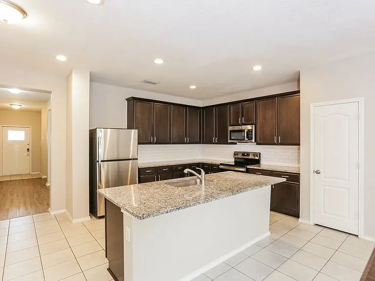204 Bay St — Photo 8