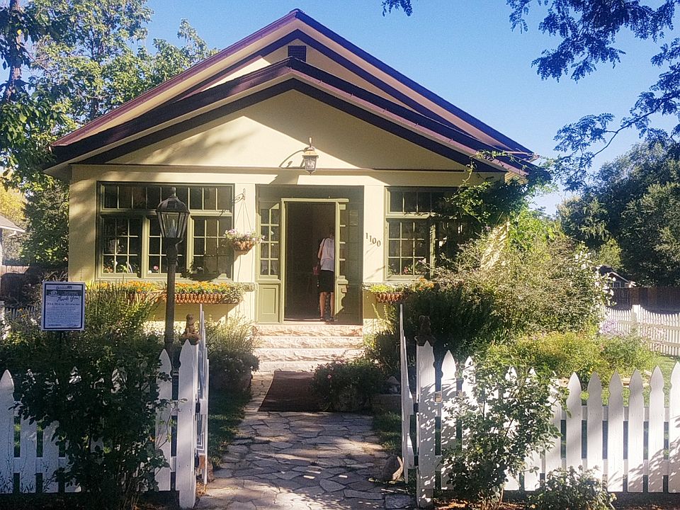 Oak Street frontage