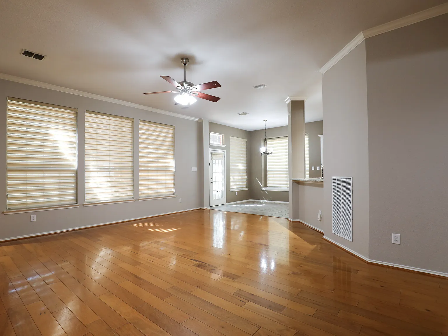 3 bed, 2288 sqft, $3,300 — Photo 4