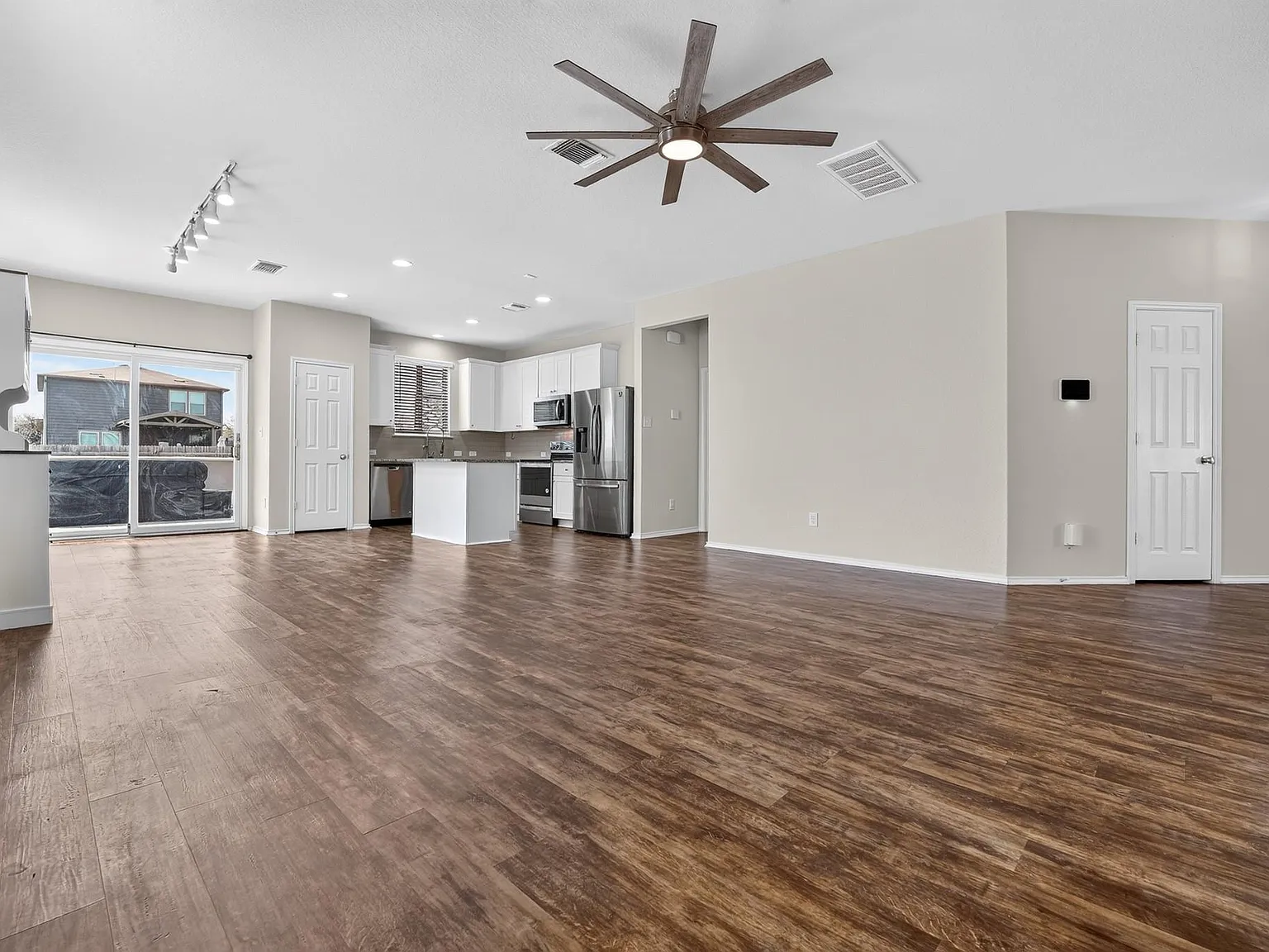 4 bed, 2.5 bath, 2473 sqft, $2,095 — Photo 4
