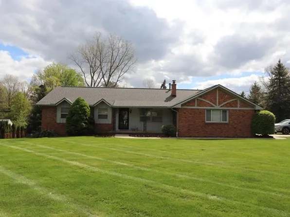 8389 Manchester Dr, Grand Blanc, MI 48439