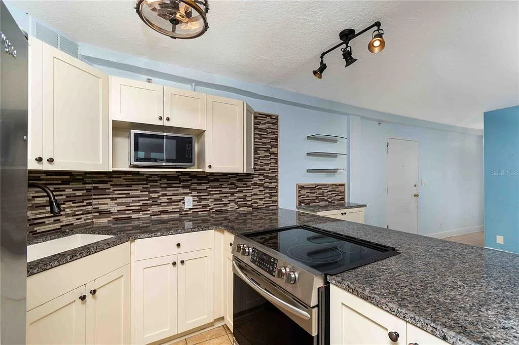 2 bed, 1.0 bath, 887 sqft, $1,600 — Photo 3