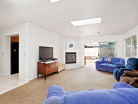 3rd image of 1039 Santa Barbara St