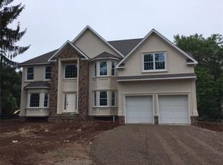 5 Homestead Rd, Edison, NJ 08820