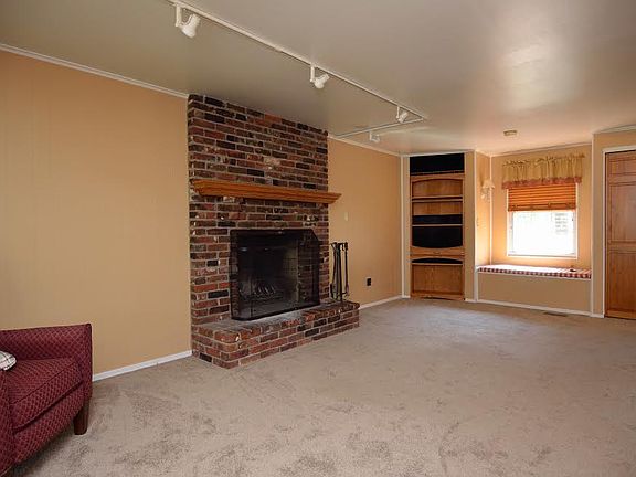 LR w/ woodburning fireplace