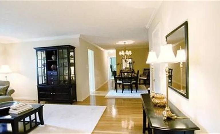 Stratford Apartments — Photo 4