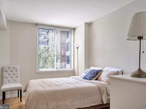 5th image of 851 N Glebe Rd APT 402