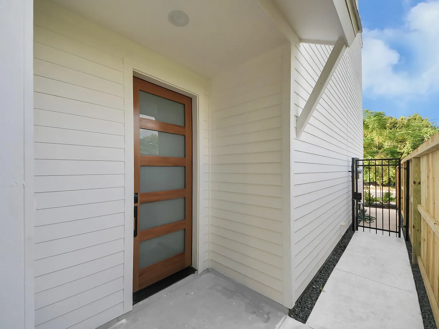 3 bed, 3.5 bath, 1987 sqft, $3,200 — Photo 3