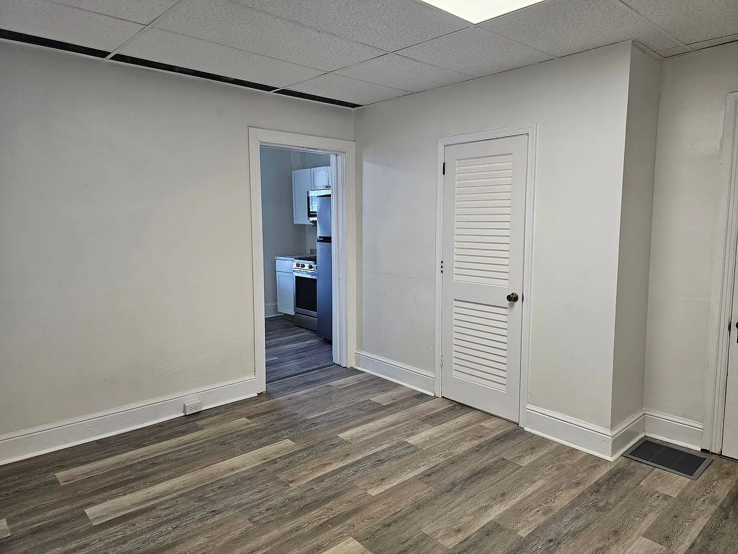 735 N George Street — Photo 4