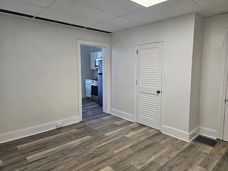 735 N George St — Photo 4