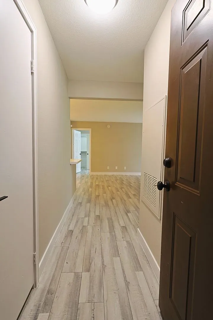 Fantastic Guard-Gated Condo Ready for Move In! — Photo 3