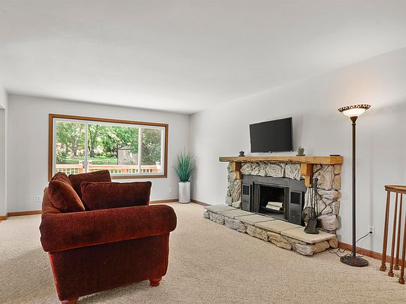 2nd image of 14 Weeping Birch Cir