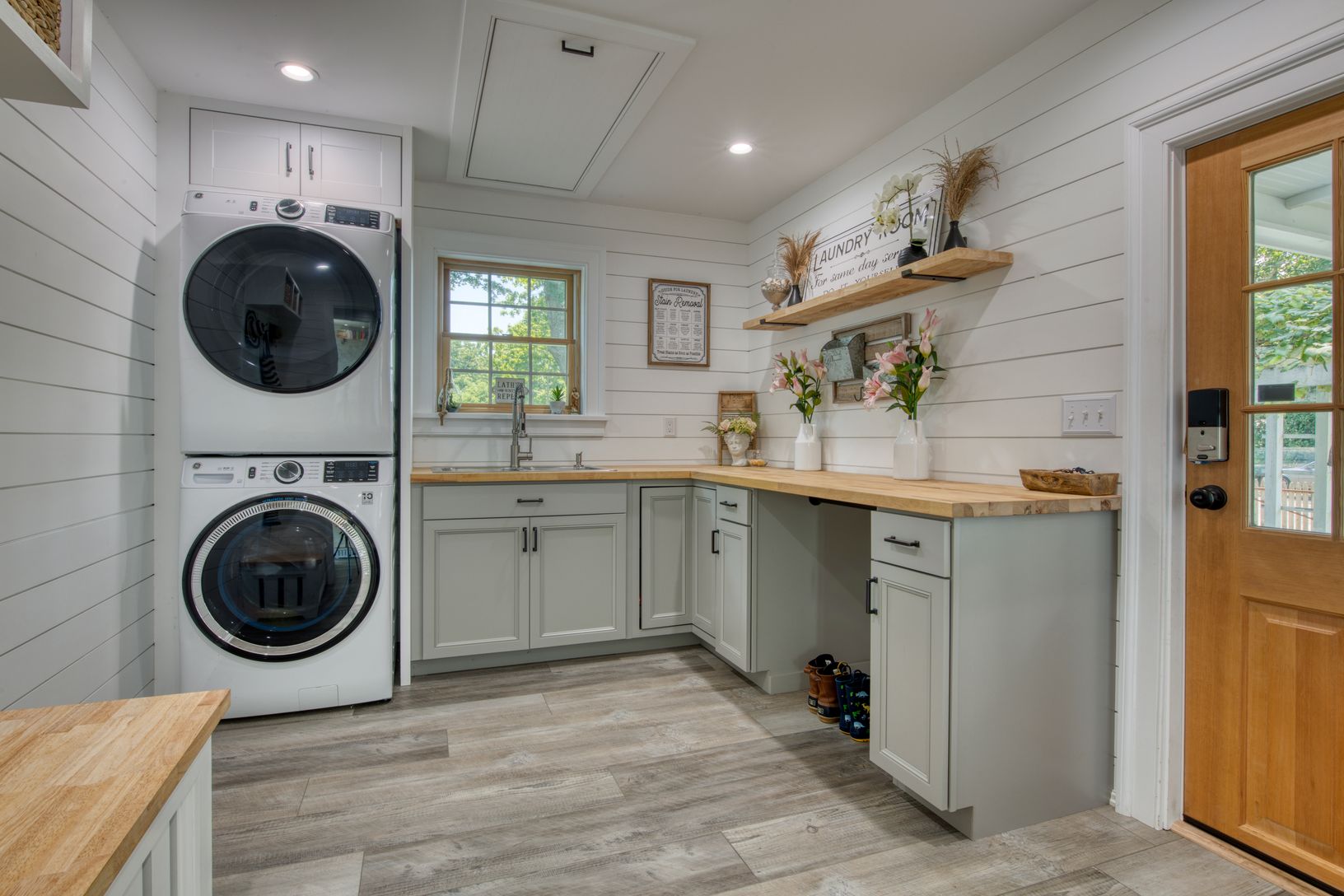  Laundry Mudroom. View 1