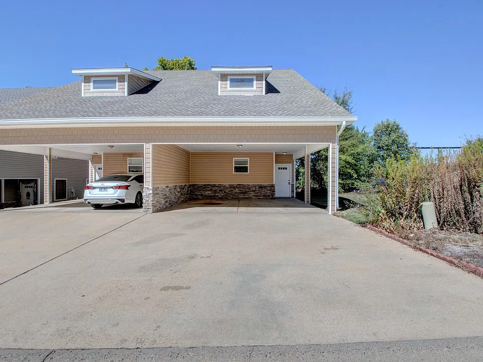 151 Lake Point Cv