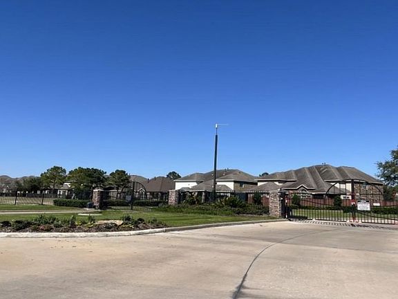 Exterior Neighborhood (street photo)