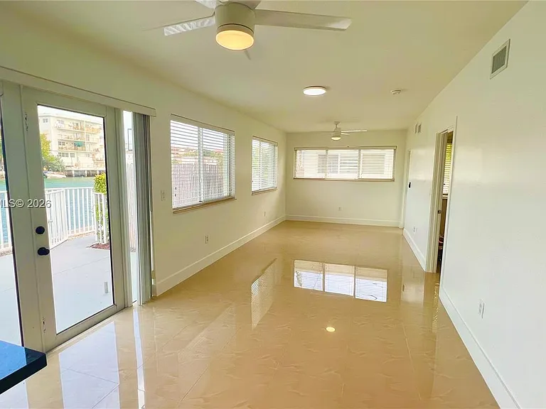 8235 Crespi Blvd #4 — Photo 3