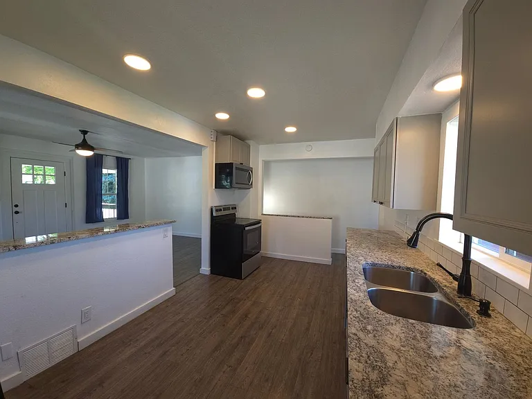 114 E Borah Ave — Photo 8