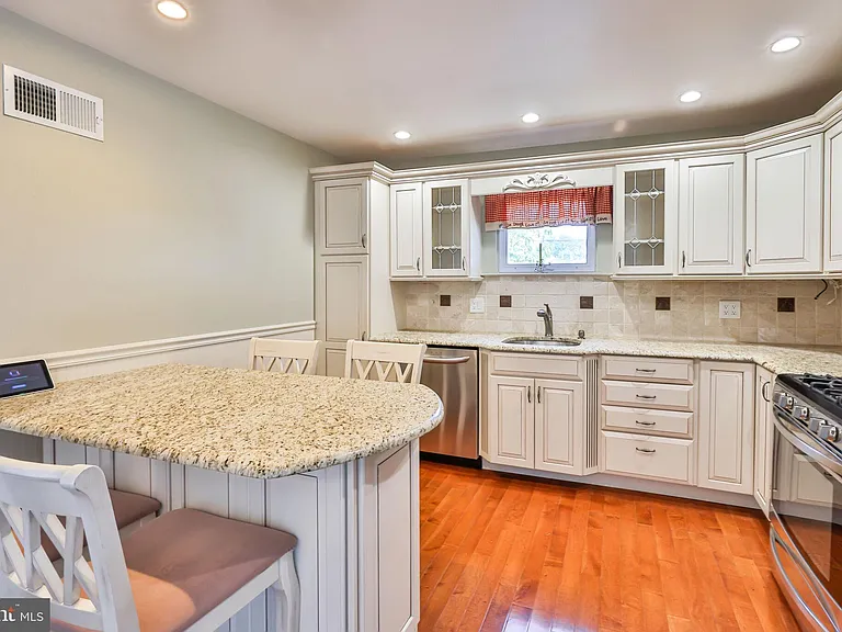 9898 Wistaria St — Photo 11