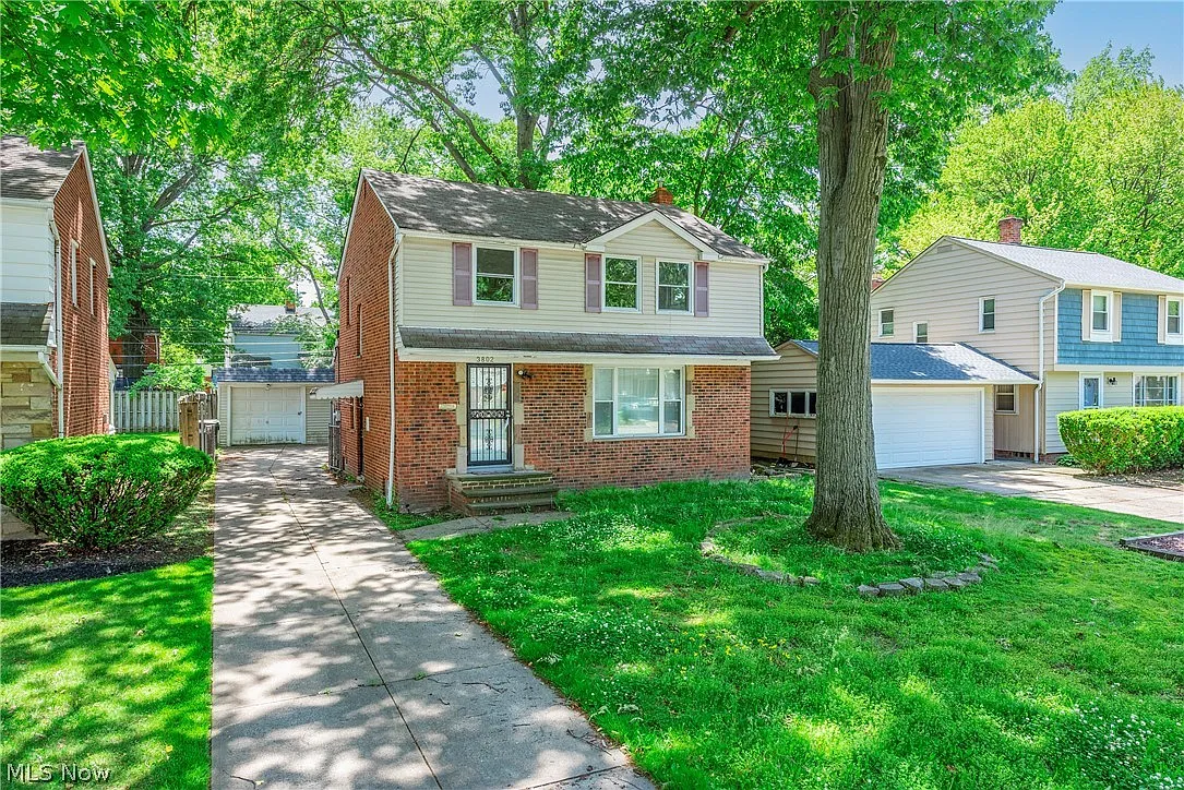 3 bed, 1.5 bath, 1656 sqft, $2,100 — Photo 2