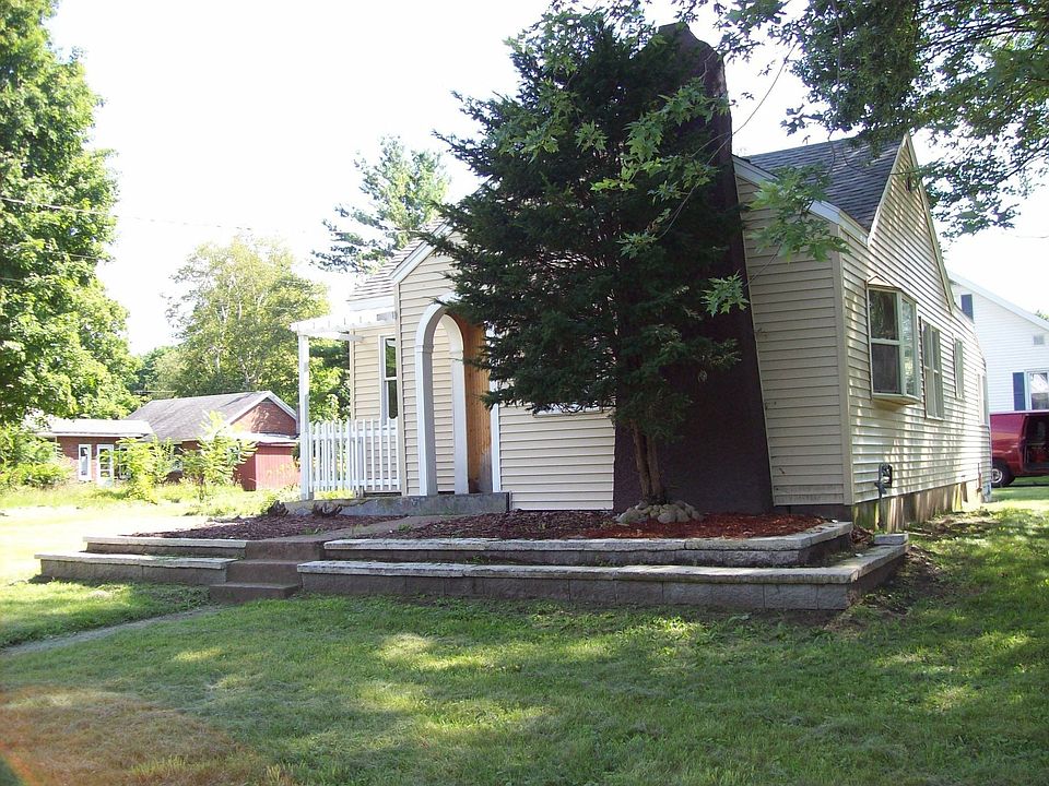 Front view/ new roof, vinyl siding and windows