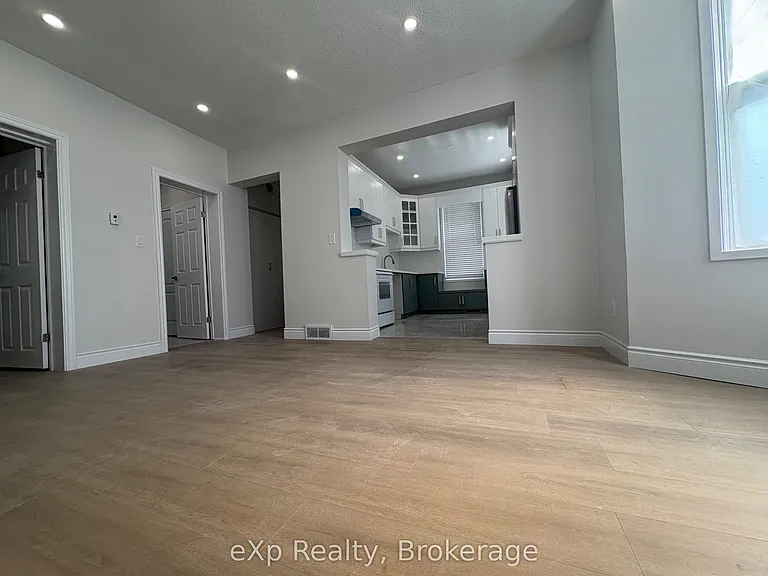 160 Nelson St #FRONT — Photo 3