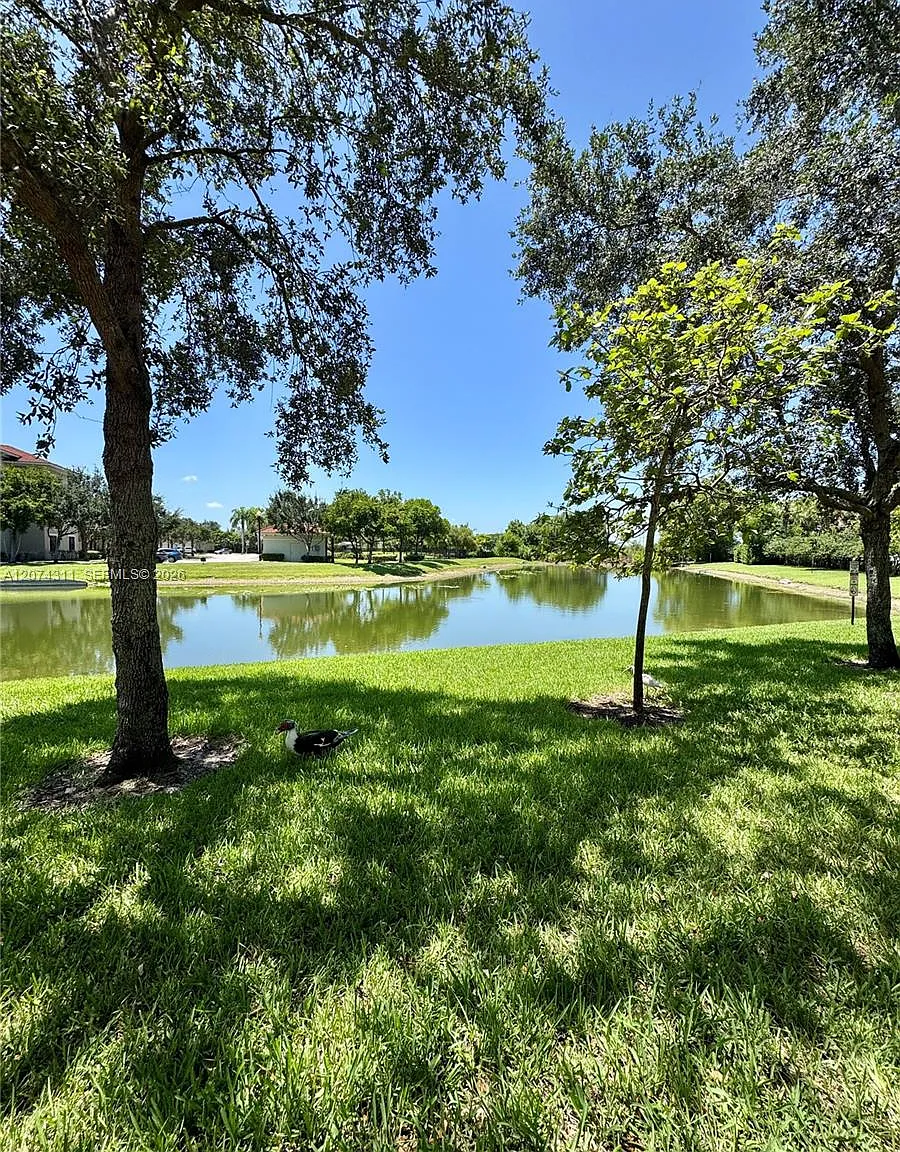 Sawgrass Lakes — Photo 3