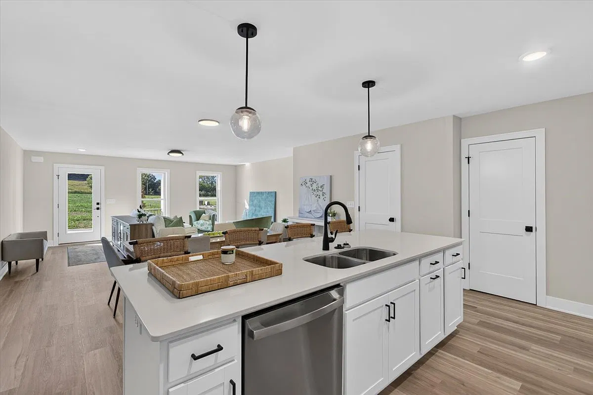 4 bed, 2.5 bath, 1920 sqft, $2,450 — Photo 4