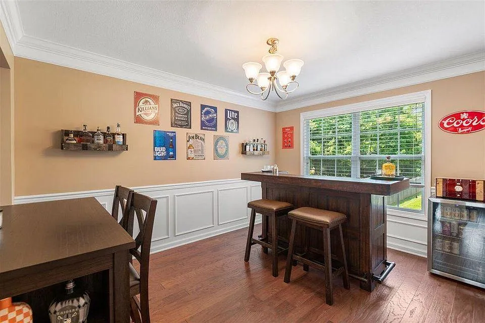 4 bed, 2192 sqft, $2,500 — Photo 4