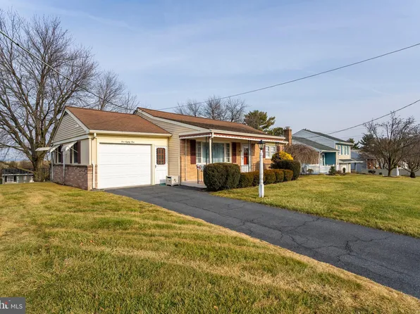 581 W Broad St, New Holland, PA 17557