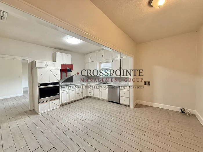 1120 Augusta Ave — Photo 12