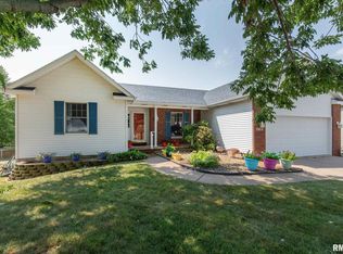 2132 Cliff Side Dr, Bettendorf, IA