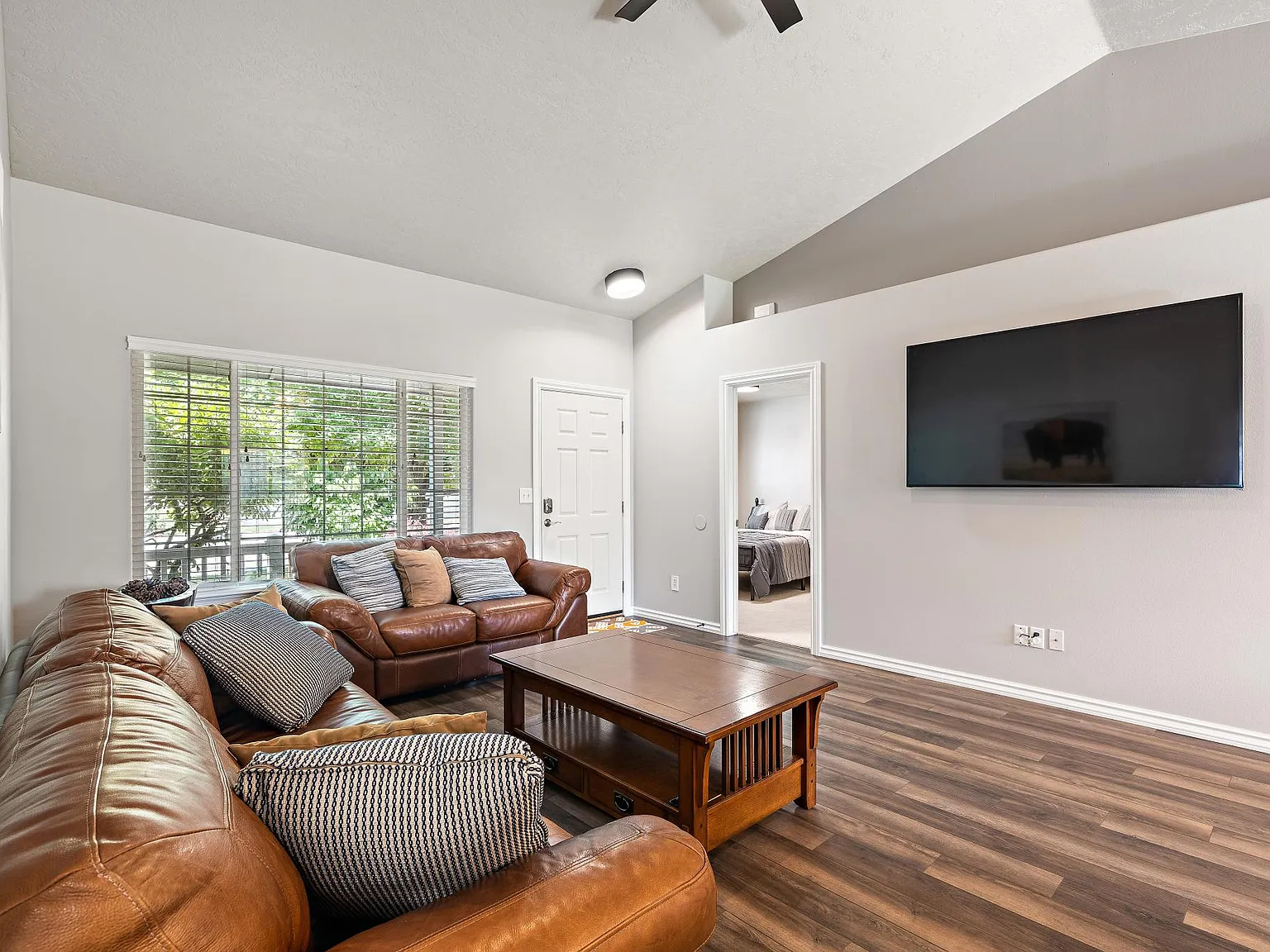 3928 N Weston Ave — Photo 3