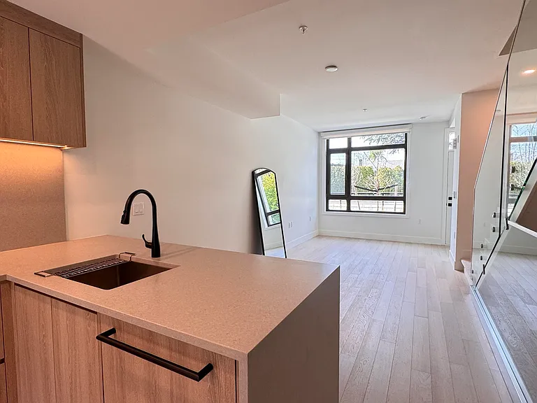 6258 Oak St — Photo 4