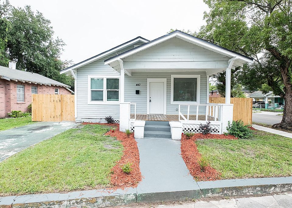 1st image of 440 W 23rd St