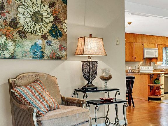 5th image of 825 Lindsay Ave