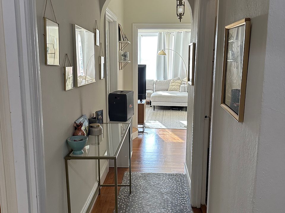 Apartment entry / hallway