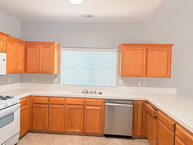 1786 Gibson Ave — Photo 27