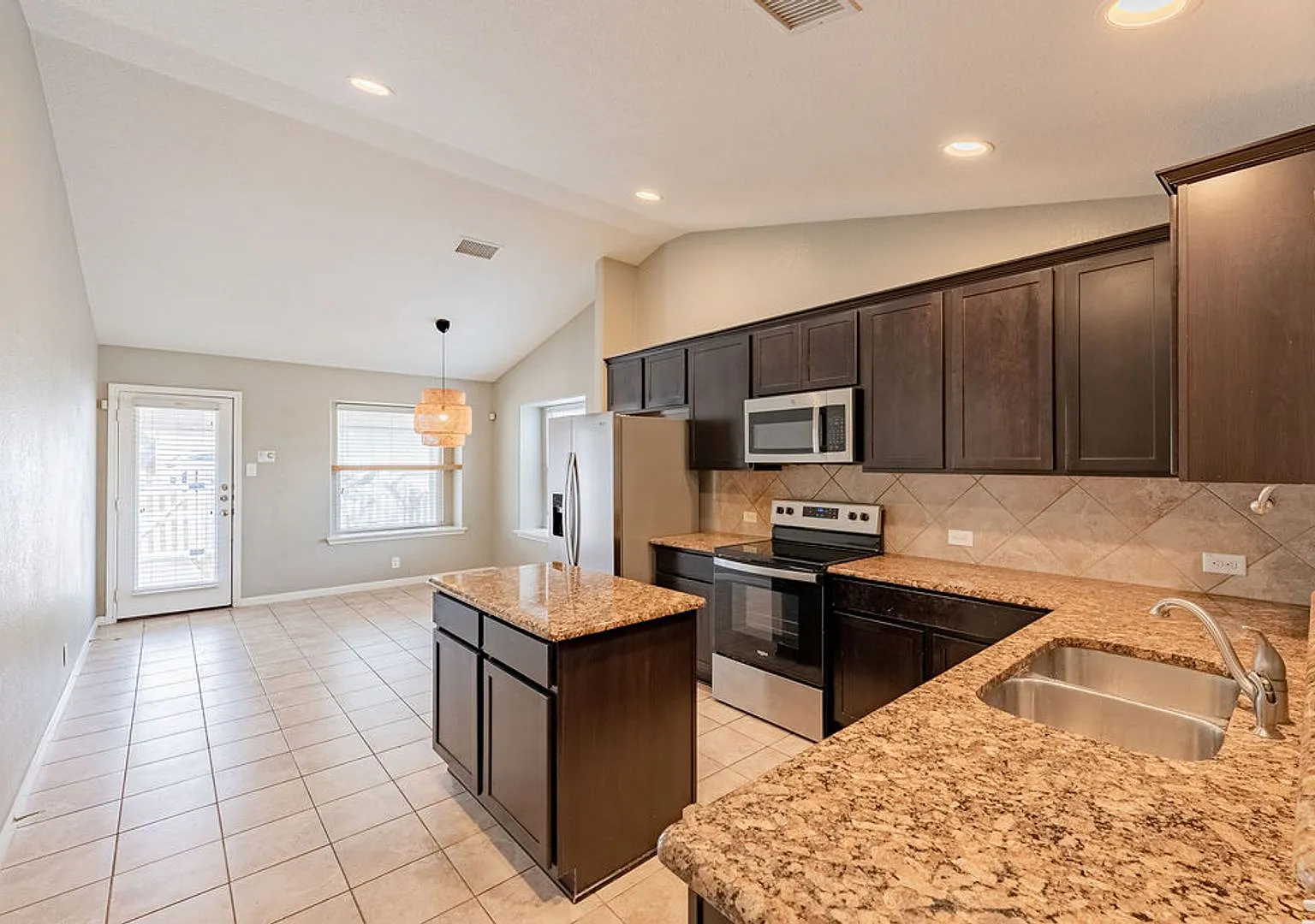 Beautiful 4 bedroom, 2 bathroom home in Round Rock! — Photo 4