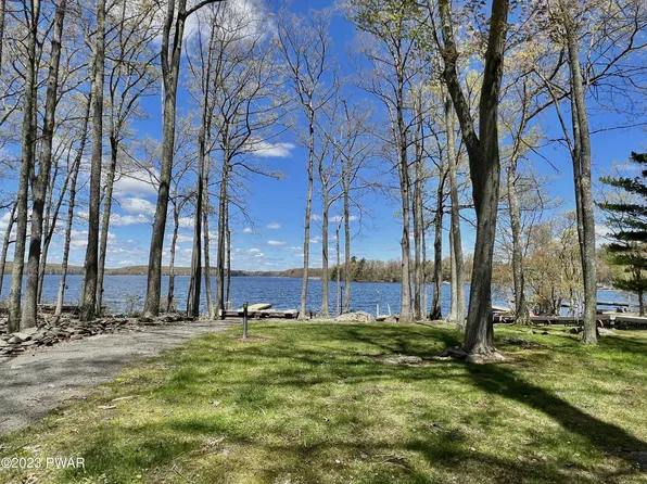 313 Sunset Shore Dr, Hawley, PA 18428