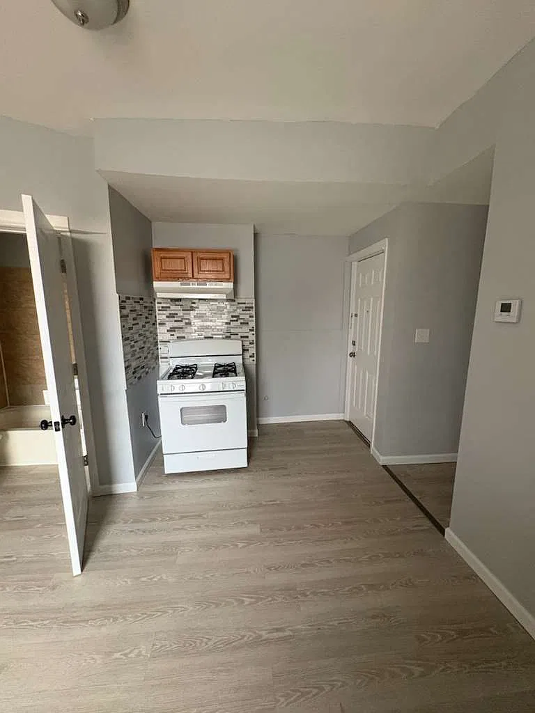 3 bed, 1000 sqft, $2,050 — Photo 2