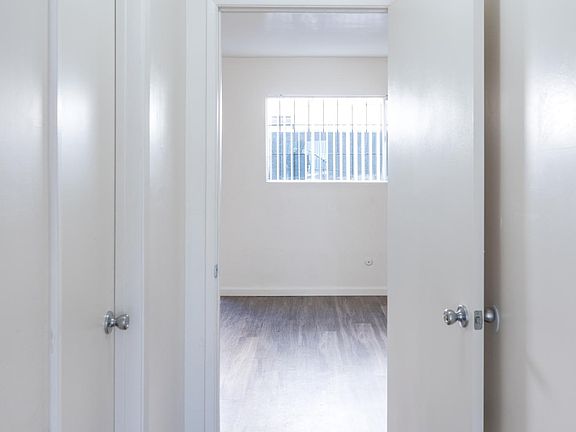 3rd image of 936 Loring St APT 1B