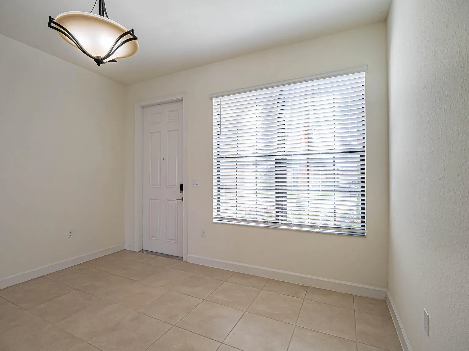 3 bed, 2.5 bath, 1600 sqft, $2,400 — Photo 3