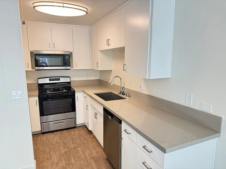 345 N Batavia St — Photo 2