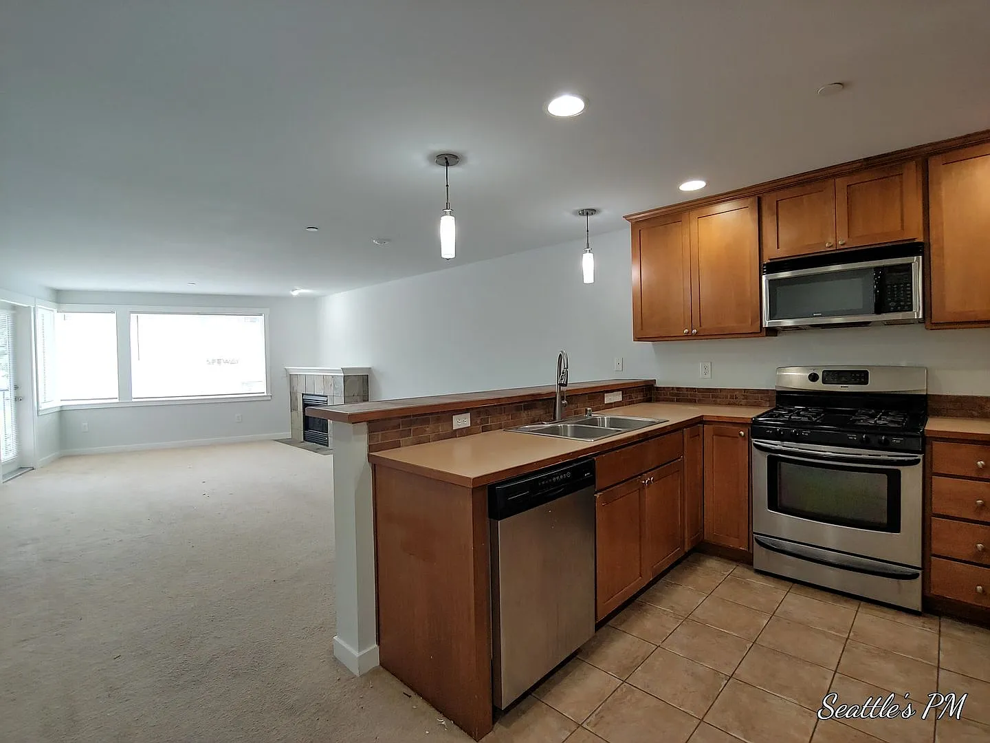 Amazing Corner Condo Near West Seattle Junction- with Garage Parking — Photo 4