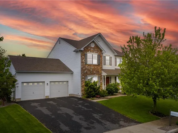 2120 Eagles Landing Dr, Nazareth, PA 18064