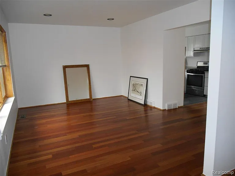 1440 W Elmwood Ave — Photo 2