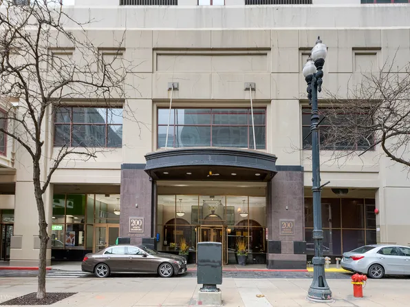 200 N Dearborn St Unit 2105, Chicago, IL 60601