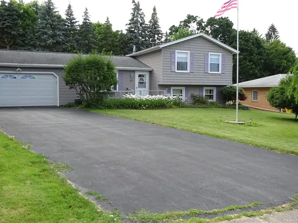 95 Shore Vista Dr, Rochester, NY 14612