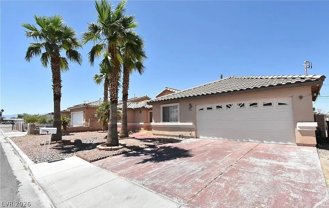 5 bed, 2.5 bath, 2315 sqft, $3,200 — Photo 2